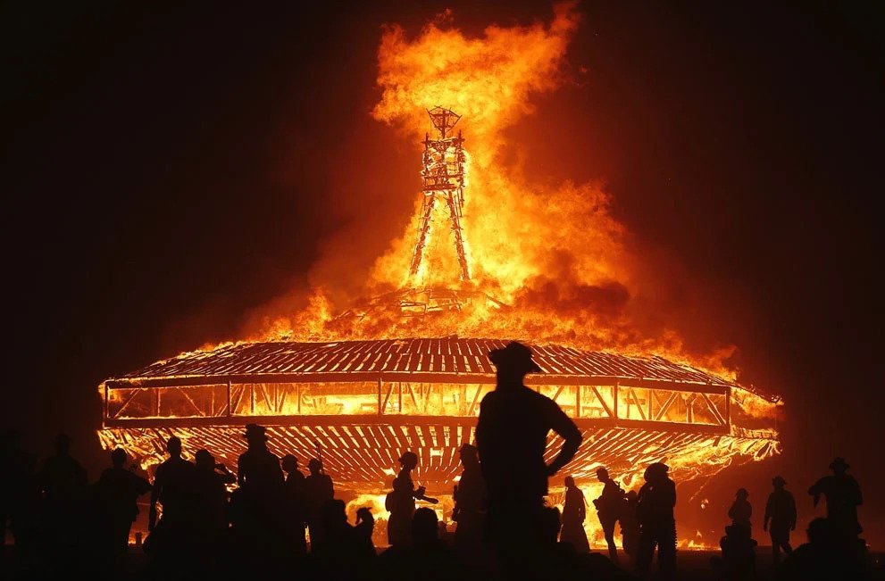 Penampakan sebuah patung kayu raksasa yang dilalap api ketika acara Burning Man
